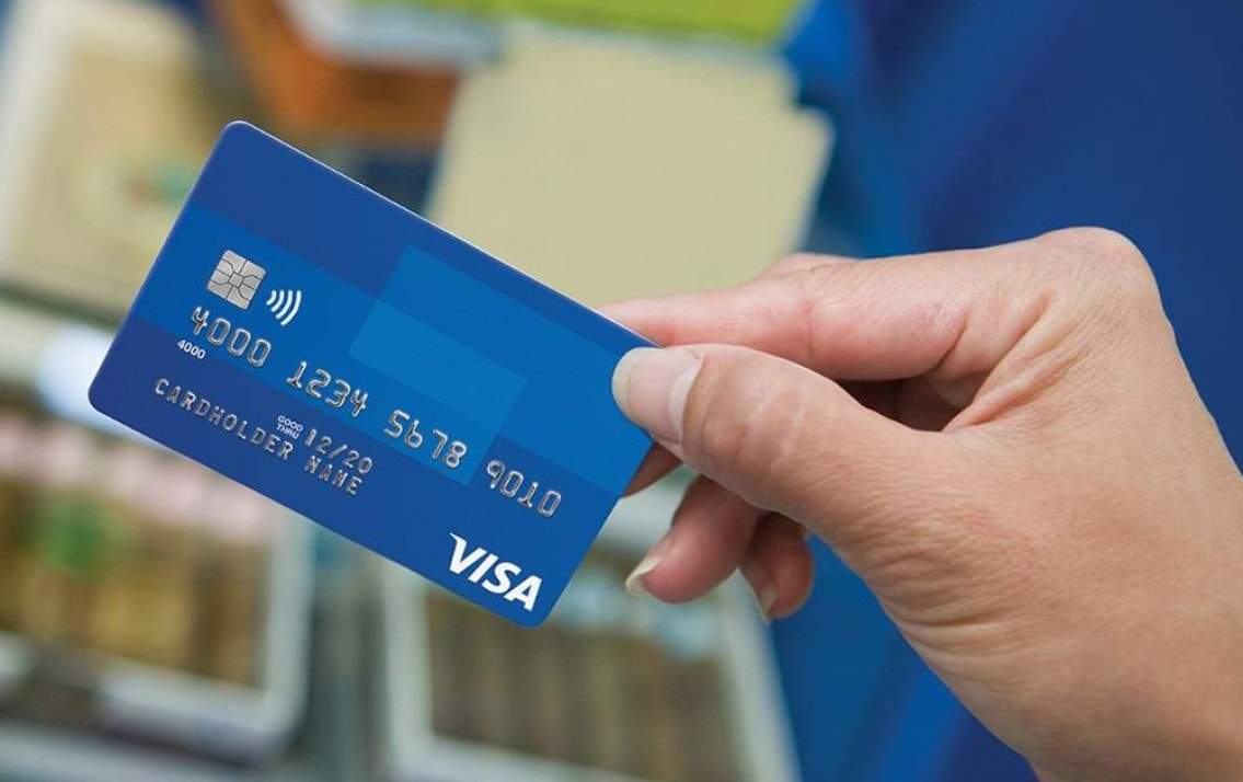 Các doanh nghiệp liên kết với ngân hàng để áp dụng chương trình tự động chi trả lương qua thẻ tín dụng